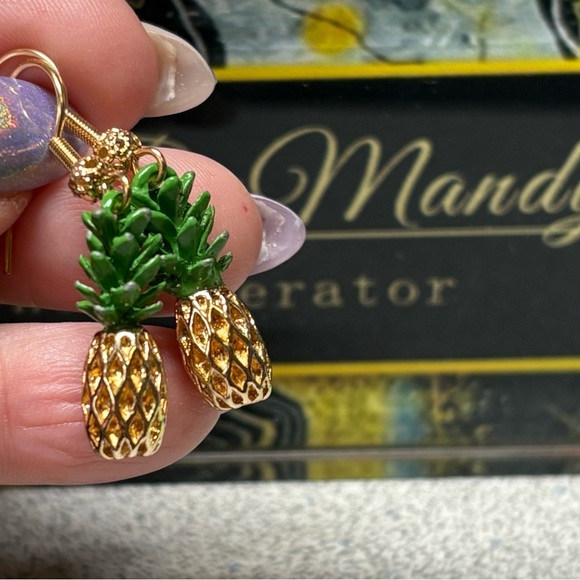 🍍Adorable Gold and green Women's pineapple earrings - Picture 2 of 5